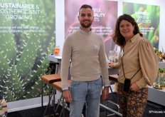 Marco van der Willik en Karin Ammerlaan van Ovata, dat in oktober gestart met het deels veenvrij afleveren van de planten.
